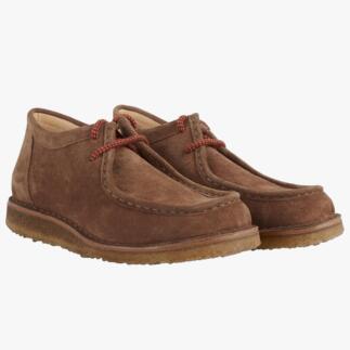 Zwei braune Astorflex Chukka-Boots mit rotem Schnürsenkel vorne