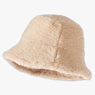 Der modische Bucket Hat aus Faux-Fur-Teddy: von echtem Lammfell kaum zu unterscheiden. Vom Label-to-watch molliolli/Südkorea, hierzulande noch ein Geheimtipp.