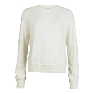 Vorderansicht von zartgelbem Pullover mit diagonalen Strickmustern.