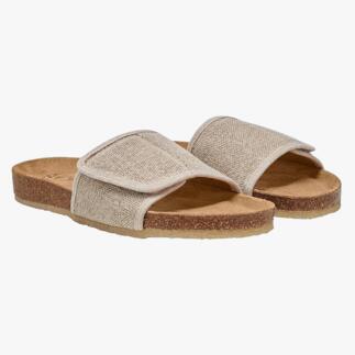 Zwei Paar Grand Step Shoes Hanf-Pantoletten, flach liegend.