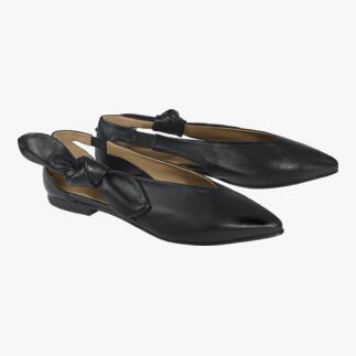 Zwei schwarze Ballerinas mit Schleife, nebeneinander.