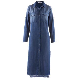 Frontansicht einer langen Denimbluse mit Druckknöpfen und Brusttaschen.