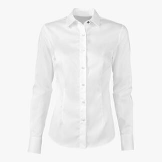Vordere Ansicht einer weißen QuickClean-Bluse mit Knöpfen und Kragen.
