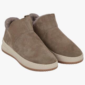 Zwei braune Lammfell-Sneaker nebeneinander.