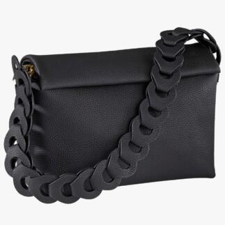 Schwarze Handtasche mit breitem geflochtenem Schultergurt.