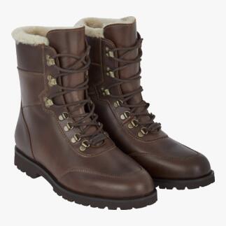 Braune Lammfell-Sneaker-Boots mit Schnürung, seitliche Ansicht.