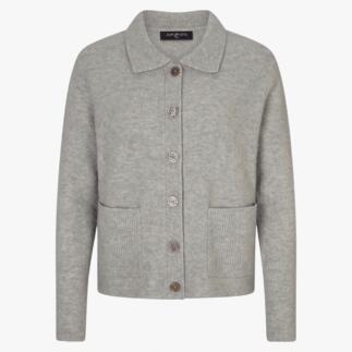 Grauer Cardigan mit Knöpfen und Taschen, flach ausgelegt auf hellem Hintergrund.