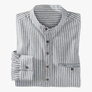 Gefaltetes gestreiftes Flanell-Shirt mit Knöpfen auf dem Tisch.