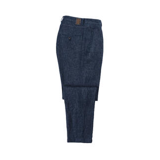 Indigo-Leinenhose von der Seite, mit Gesäßtasche.
