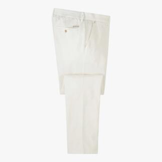 Helle, gerade geschnittene Chinohose in Ecru mit seitlichem Taschenlabel.
