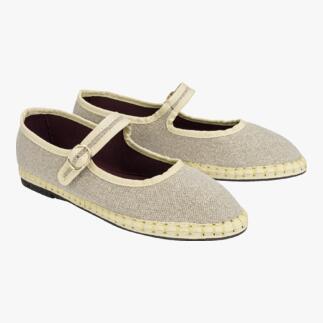 Beige Leinen-Mary Janes paarweise, leicht seitlich angeordnet.