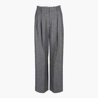 Vordere Ansicht der flexiblen Wide-leg Nadelstreifenhose mit Falten.