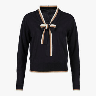Schwarzes Bindeshirt mit auffälligem Kragen und Bändern.