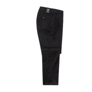 Seitenansicht der Perma-Black-Chinos in Schwarz, auf weißem Hintergrund.