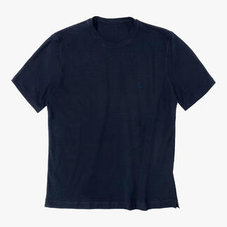 Dunkelblaues T-Shirt auf einem weißen Hintergrund.