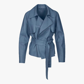Blaue Lammnappa-Jacke mit Gürtel auf einem weißen Hintergrund