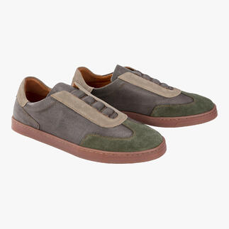 Zwei graue OCONI Slip-on Schuhe mit grünen Akzenten auf einem hellen Hintergrund.
