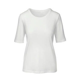 Weißes Tencel™-T-Shirt mit kurzen Ärmeln und Rundhalsausschnitt auf einem Model.