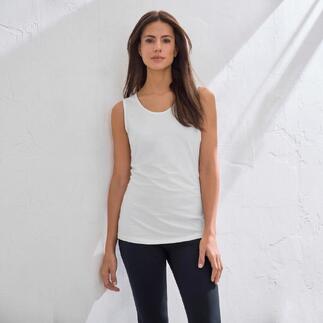 Weißes Basic-Top aus Swiss Cotton auf einer hellen Wand.
