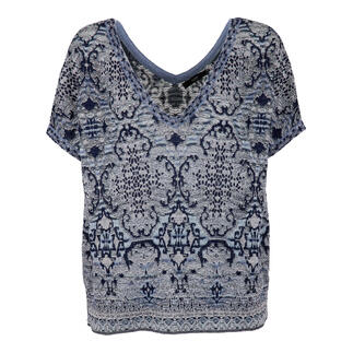 IVKO Ornament-Strickshirt in Blau auf einem weißen Hintergrund