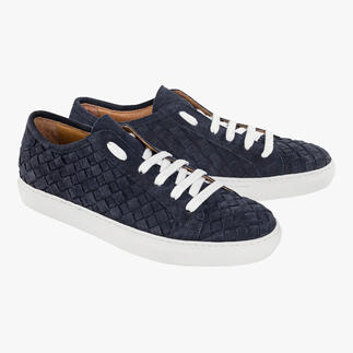 Paar blauer Flecht-Sneaker mit weißen Schnürsenkeln auf einem weißen Hintergrund.