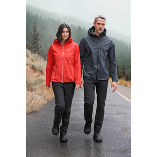 Männer in wetterfester Jacke und Hose bei nebligem Wetter.