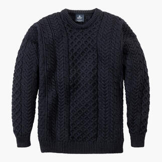 Navyfarbener Merino-Aran-Pullover auf weißem Hintergrund.