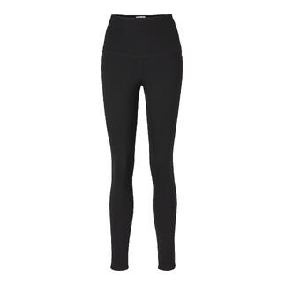 Schwarze Winter-Essentials-Leggings auf weißen Hintergrund.
