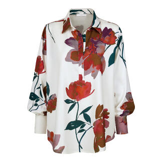Bluse in Creme mit buntem Blumenmuster und lockeren Ärmeln.