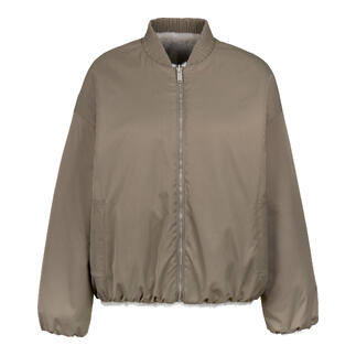 Vorderansicht der Bomber-Wendejacke in beiger Außenfarbe.