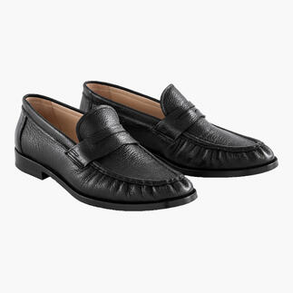 Schwarze Edel-Pennyloafer auf weißem Hintergrund