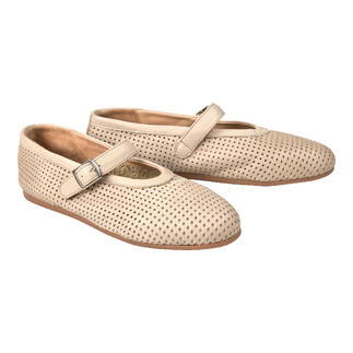 Perforierte Mary Janes in Beige mit Riemchen.