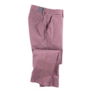 Rosenholzfarbene Chinohose in gefalteter Ansicht, zeigend die Taschen und Nähte.