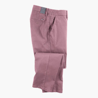 Rosenholzfarbene Chinohose in gefalteter Ansicht, zeigend die Taschen und Nähte.
