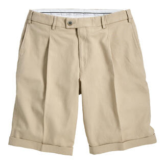 Bundfalten-Bermudas in Beige, lässig und elegant, auf einer neutralen Oberfläche.