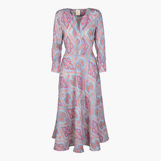 Farbenfrohes Ikat-Kleid mit langen Ärmeln auf einem weißen Hintergrund.