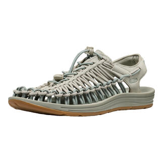 Keen Outdoor Sandale Uneek in hellem Grau mit geflochtenem Obermaterial.