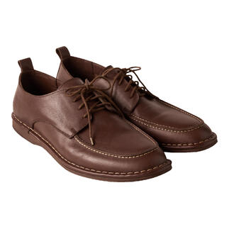 Braune Sommer-Businessschuhe aus Leder mit Schnürsenkeln.