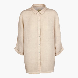 Blusenshirt aus lichtem Stoff in sandfarbener Farbe.
