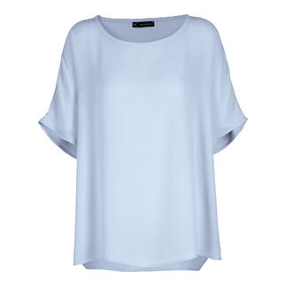 Himmelblaue T-Shirt-Bluse mit lockerer Passform und kurzen Ärmeln auf einem neutralen Hintergrund.