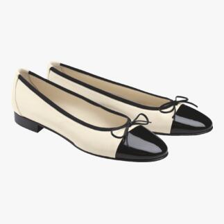 Casanova Ballerinas in Beige mit schwarzem Lackleder vorne und Schleife.