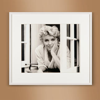 Sam Shaw – Marilyn im Fenster I 2012 Das Lieblingsfoto des berühmten Fotografen Sam Shaw. „Marilyn im Fenster I“ 2012: Erstmalig als Edition auf hochwertigem Baryt. 40 Exemplare. Masse: gerahmt 72 x 63 cm