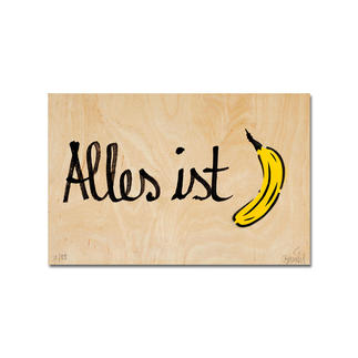 Holzplatte mit handschriftlicher Aufschrift 'Alles ist' und einer Banane.