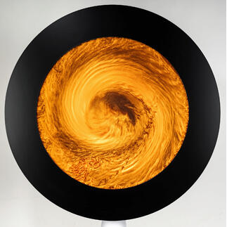 Robert Spillner – Liquid Sculpture Orange-Gold Beeindruckender Tanz der Moleküle.  Robert Spillners kinetische Unikatserie: 1x drehen, zurücktreten und faszinierende Strömungsmuster beobachten. Durchmesser: ca. 85 cm