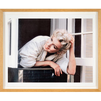 Sam Shaw – Marilyn am Fenster Ein Stück Fotografiegeschichte. Als Edition exklusiv im Pro-Idee Kunstformat. Eine der Lieblingsfotografien des berühmten Fotografen Sam Shaw auf hochwertigem Baryt. Masse: gerahmt 68 x 56 cm