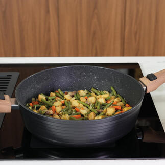 Gemüsepfanne mit buntem Gemüse in der 8-in-1 Multipfanne auf dem Herd.