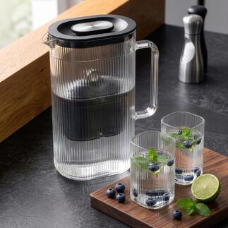 Wasserfilter-Karaffe mit zusätzlichem Glas und frischen Kräutern.