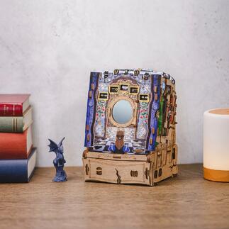 CluePuzzle - Wonderbox of Alice auf einem Tisch mit Büchern.