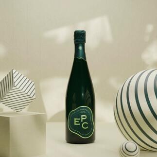 EPC Champagner Brut in einer eleganten Präsentation mit geometrischen Dekorationen.