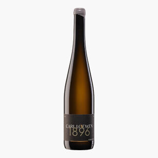 Flasche des Carl Loewen 1896 Riesling 2024 mit schwarzem Etikett auf weißem Hintergrund.